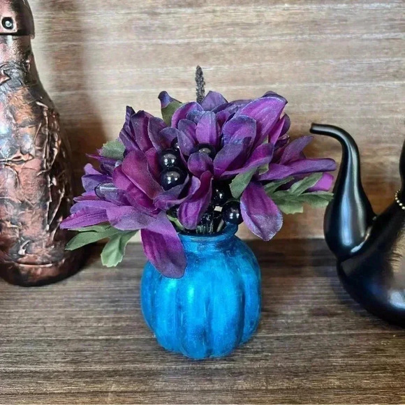 NEW Fun little spooky faux floral arrangement in shades of blue, black & purples - Picture 12 of 15
